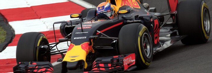 VIDEO: Verstappen a Hamilton se srazili, hrozivá nehoda mohla skončit velmi špatně