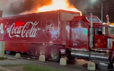 VIDEO: Vianočný kamión Coca-Cola v Rumunsku zachvátili plamene