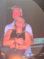 VIDEO: Virální moment z koncertu Coldplay má brutální následky. Záběry odhalily ředitele firmy s milenkou