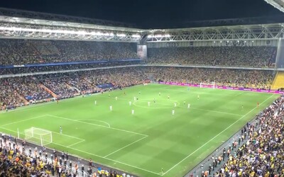 VIDEO: „Vladimir Putin,“ křičeli sborově fanoušci Fenerbahçe na hráče Dynama Kyjev 