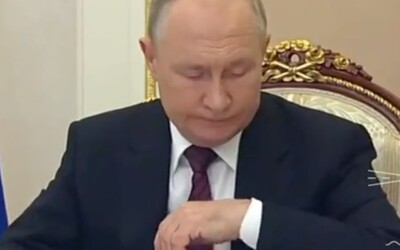 VIDEO: Vladimir Putin vzbudil rozruch, lebo si nevedel spomenúť, na ktorej ruke nosí hodinky. Hneď ožila teória o dvojníkoch