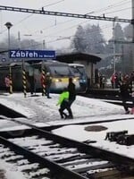 VIDEO: Vlak je minul o vteřiny. Skupinka lidí přebíhala koleje před rozjetým Pendolinem