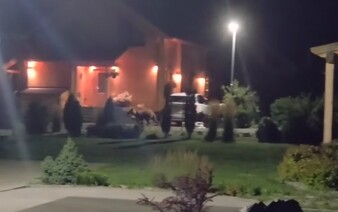 VIDEO: Vo Veľkej Lomnici sa pohyboval medveď medzi domami. Obyvateľov varujú pred nebezpečenstvom