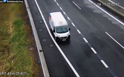 VIDEO: Řidič dodávky na Slovensku šňupal kokain rovnou pod dálniční kamerou. Případ už vyšetřují policisté