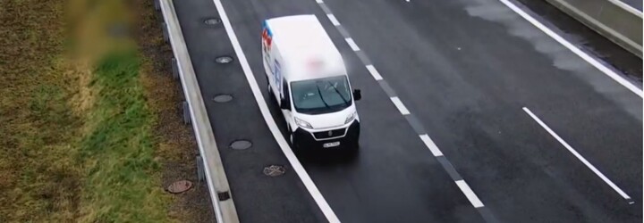 VIDEO: Vodič dodávky šnupal kokaín rovno pod diaľničnou kamerou. Prípad už vyšetrujú policajti