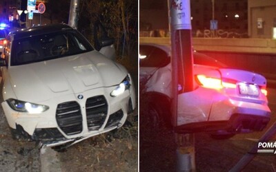 VIDEO: Vodič luxusného BMW dnes ráno dostal šmyk a napálil do pouličnej lampy pri zastávke Zochová v Bratislave