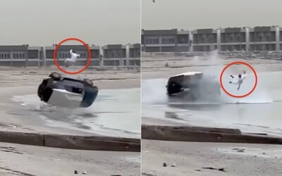 VIDEO: Vodič vyletel z okna auta pri zbesilej jazde na pláži. Dostal šmyk, viackrát sa prevrátil a skončil v mori