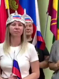 VIDEO: Vtipkár z Bieloruska oklamal ruských učiteľov. Vyrábali vlastenecké prilby z alobalu na obranu proti NATO