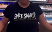 VIDEO: „Vy tlustá svi*ě.“ Muž sprostě křičel na prodavačku kvůli nápisu na triku