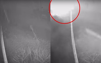 VIDEO: Výbuch pyrotechniky zasiahol Slováka rovno do tváre. Záznam zachytáva veľkú explóziu