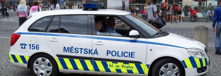 VIDEO: „Vypadni s tím kolem.“ Pražští strážníci se pustili do cyklisty, tykali mu a mluvili na něj česky, i když nerozuměl