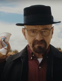 VIDEO: Walter White z Breaking Bad je späť. „Držte odpadky mimo môjho územia,“ varuje v novej kampani