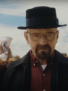 VIDEO: Walter White z Breaking Bad je späť. „Držte odpadky mimo môjho územia,“ varuje v novej kampani