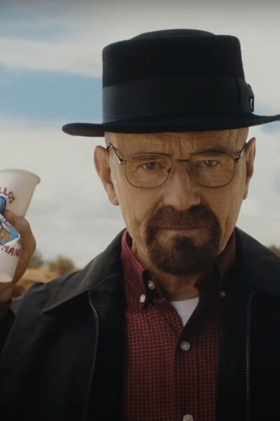 VIDEO: Walter White z Breaking Bad je späť. „Držte odpadky mimo môjho územia,“ varuje v novej kampani