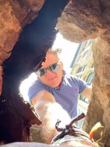 VIDEO: Youtuber Casey Neistat objavil dieru do podzemia New Yorku. Video má na Tiktoku 36 miliónov videní 