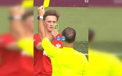 VIDEO: Youtuber ve fotbalovém zápase vytáhl na rozhodčího UNO kartu. Je z toho hit internetu