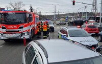 VIDEO: Z nabouraného auta policisté v Brně vytáhli řidiče bez známek života. Podařilo se jim ho oživit