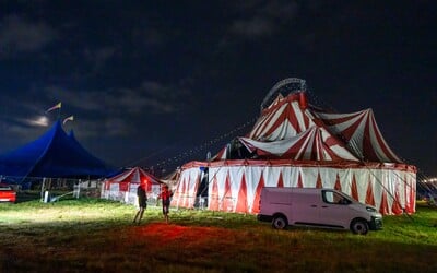 VIDEO: Záběry zachycují pád velkého stanu na Pohodě. Křičící lidé se zachraňovali na poslední chvíli