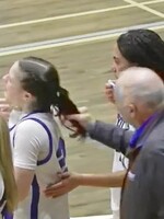 VIDEO: Záběry ze středoškolského basketbalového zápasu obletěly svět. Trenér na nich napadl hráčku
