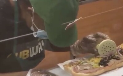 VIDEO: Zaměstnankyně Subwaye usnula při práci, hlava jí spadla rovnou na sendvič