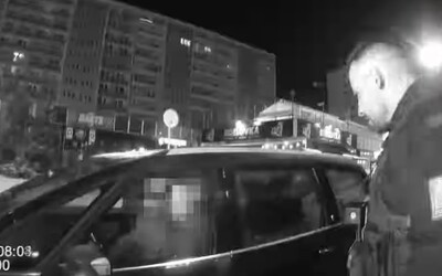 VIDEO: Zdrogovaný Čech prenasledoval policajtov. Keď si uvedomil, čo robí, bolo už neskoro