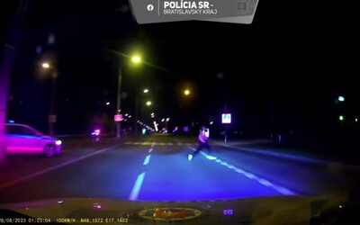 VIDEO: Zdrogovaný motorkár vo Vrakuni unikal policajtom rýchlosťou vyše 160 km/h