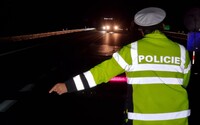 VIDEO: Zdrogovaný muž s pětiletým zákazem řízení ujížděl v Brně policii, za jízdy vyskočil do srázu