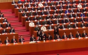 VIDEO: Ze sjezdu čínských komunistů nečekaně vyvedli bývalého prezidenta Chu Ťin-tchaa