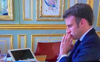 VIDEO: Zelenskyj v prvý deň invázie prosil Macrona o pomoc. „Zavolajte Putinovi, bude vás počúvať“