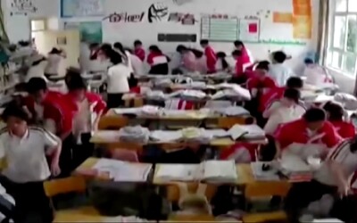 VIDEO: Zemětřesení v Číně zasáhlo školní třídu 