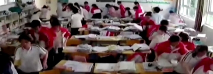 VIDEO: Zemětřesení v Číně zasáhlo školní třídu 