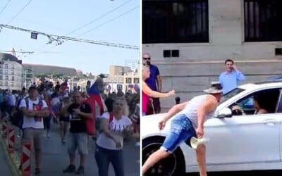 VIDEO: Žena hádzala vajcia po médiách, muži napadli kameramana a protestujúci búchali či pľuli na autá