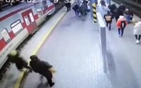 VIDEO: Žena na stanici v Trnave spadla pod rozbiehajúci sa vlak. Akoby zázrakom prežila, keď ju desiatky metrov ťahal za sebou