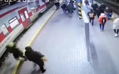 VIDEO: Žena na stanici v Trnave spadla pod rozbiehajúci sa vlak. Akoby zázrakom prežila, keď ju desiatky metrov ťahal za sebou