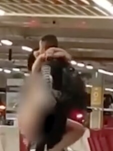 VIDEO: Žena pod vplyvom lysohlávok behala po letisku úplne nahá. Objímala a fackovala ľudí