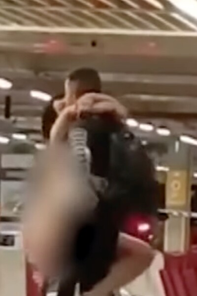 VIDEO: Žena pod vplyvom lysohlávok behala po letisku úplne nahá. Objímala a fackovala ľudí