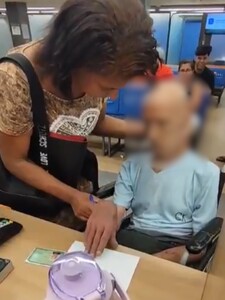 VIDEO: Žena priviedla do banky mŕtveho strýka, aby za ňu podpísal pôžičku. Hýbala mu hlavou, aby vyzeral, že je nažive
