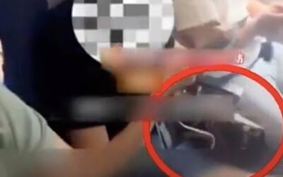 VIDEO: Žena si v lietadle odmietla položiť kabelku Louis Vuitton na zem. Musela zakročiť polícia