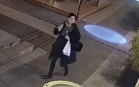 VIDEO: Žena ukradla z věšáku pražské restaurace kabát za 90 tisíc
