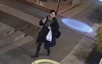 VIDEO: Žena ukradla z věšáku pražské restaurace kabát za 90 tisíc