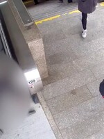VIDEO: Žena v Praze chtěla okrást 93letého seniora. Ten spadl na eskalátoru a ztratil vědomí, kolemjdoucí mu nepomohli
