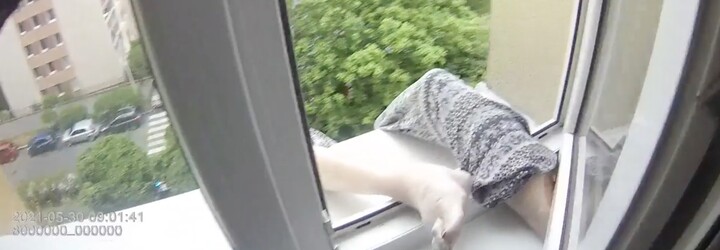 VIDEO: Žena v Praze při plašení holubů vypadla z okna v sedmém patře a visela jen za nohu