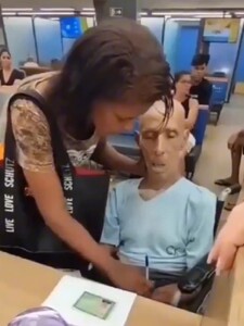VIDEO: Žena v bance žádala o půjčku na mrtvého, přivezla ho na vozíku a dokument chtěla podepsat jeho rukou