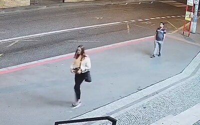 VIDEO: Ženu v Praze pronásledoval onanista. Policie nyní hledá svědky z kamerového záznamu