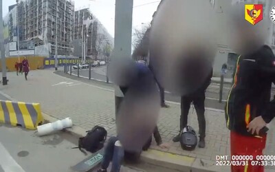VIDEO: Ženu v Praze srazilo auto, když přecházela na červenou. Policie varuje před nezodpovědností