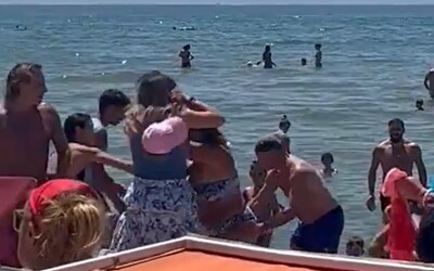 VIDEO: Ženy sa na talianskej pláži pobili o ležadlá. Do konfliktu sa zapojili aj plavčíci