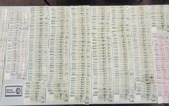 VIDEO: Zlato, milion v hotovosti a kila pervitinu. Policie rozbila gang vařičů, varnu schovávali i v pivním sudu