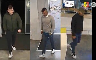 VIDEO: Zloděj v Praze se třikrát převlékl a vrátil do stejné prodejny. Pokaždé ukradl mobil za skoro 50 tisíc