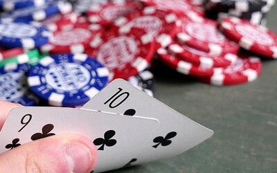 VIDEO: Zloděj v Praze ukradl z bytu hráče pokeru kufr se 3 miliony korun