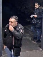 VIDEO: Zloděje v Praze natočila bezpečnostní kamera, jak téměř půl minuty šmátral v tašce seniora